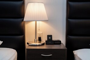Habitaci ón Premium | Mobiliario individual, cortinas opacas, wifi gratis y ropa de cama