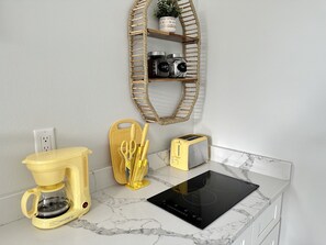 Refrigerador, microondas, parrilla de estufa y cafetera y tetera 