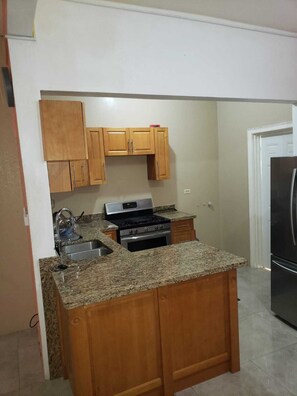 Kühlschrank, Mikrowelle, Herdplatte, Wasserkocher