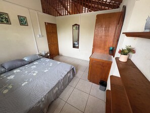 1 bedroom, iron/ironing board, WiFi, bed sheets -     Bright & Breezy Budget Stay Near Airport & South Coast(Sleeps 3) (Oistins)