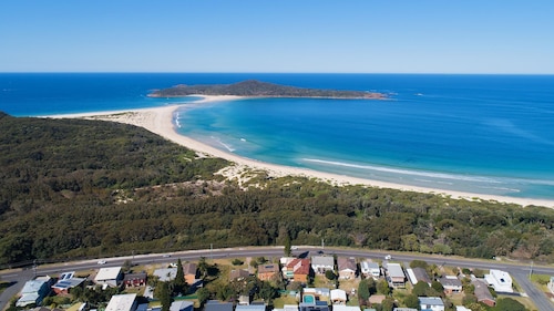 Oceans 22 at Fingal Bay