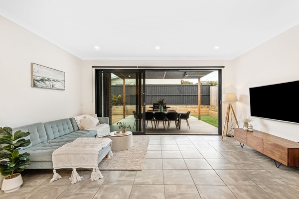 Smart TV, chimenea y libros