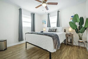 3 habitaciones, escritorio y tabla de planchar con plancha 