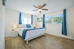 3 habitaciones, escritorio y tabla de planchar con plancha