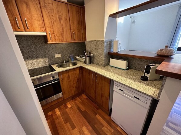 Kühlschrank, Mikrowelle, Ofen, Geschirrspüler