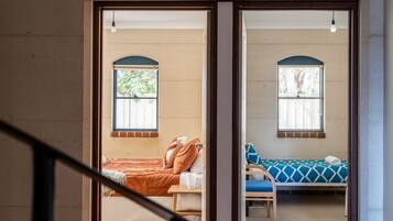 3 habitaciones, tabla de planchar con plancha y internet