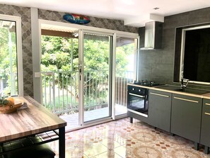 Kühlschrank, Mikrowelle, Ofen, Herdplatte