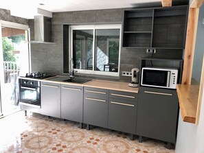 Frigorifero, microonde, forno, piano cottura