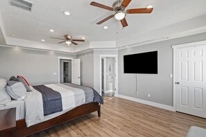 9 habitaciones, tabla de planchar con plancha y cuna de viaje 