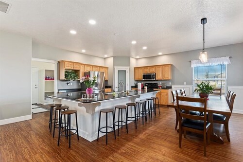 Large Property with Hot Tubs and Swimming Pool