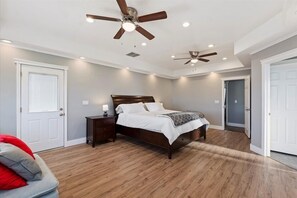 9 habitaciones, tabla de planchar con plancha y cuna de viaje 