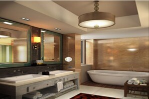 Kylpyamme, poreamme, hiustenkuivaaja, pyyhkeet