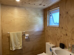 Een douche, handdoeken, zeep, shampoo