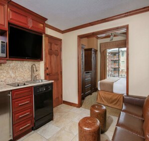 4 bedrooms, in-room safe, iron/ironing board, free WiFi