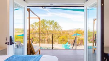 Rom – standard, 1 kingsize-seng, bassengutsikt | Terrasse/patio