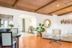 Deluxe-Zimmer, 1 King-Bett, Poolblick | Bettwäsche aus ägyptischer Baumwolle, hochwertige Bettwaren