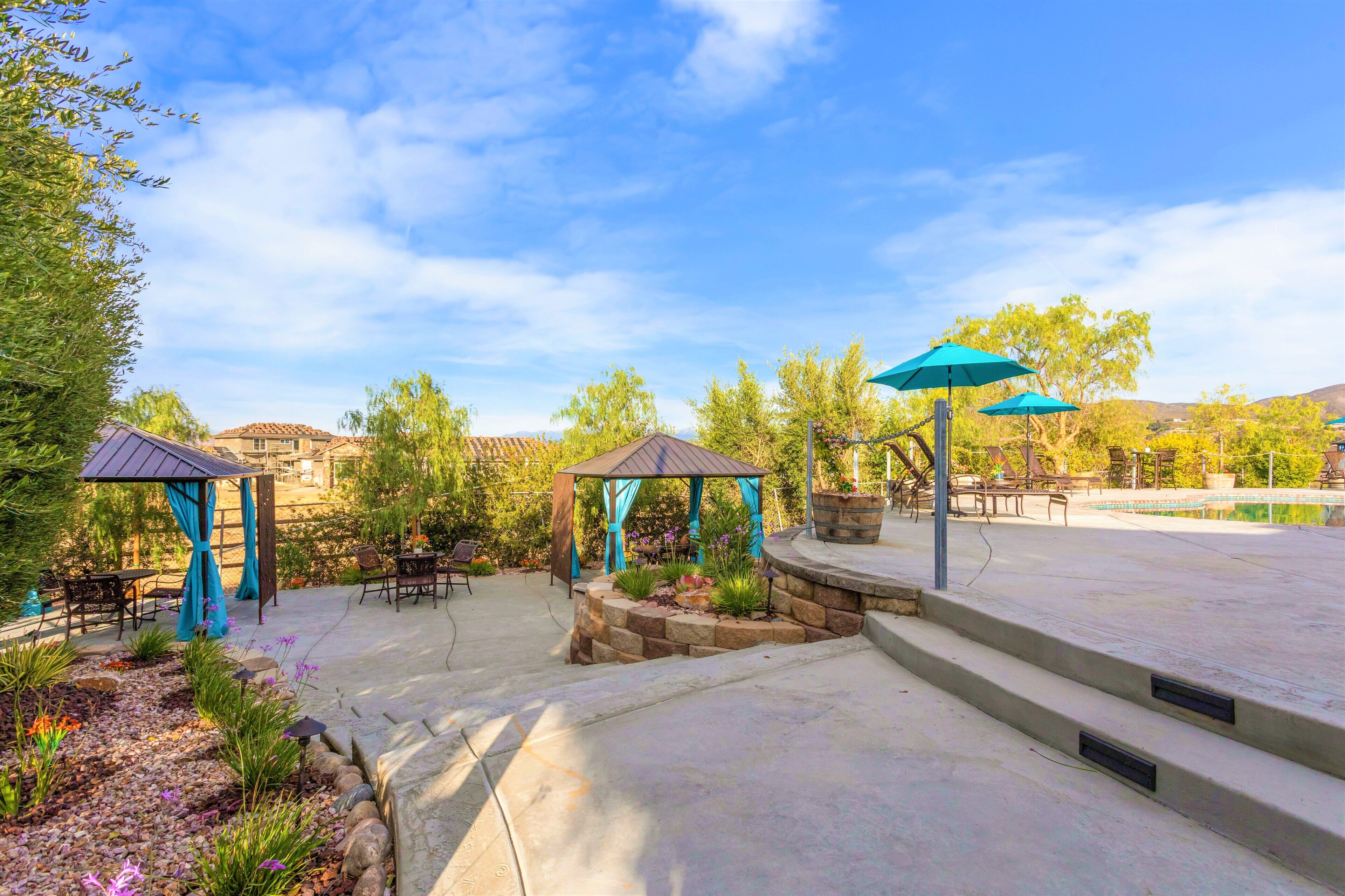 Udendørs pool, åben fra kl. 08.00 til kl. 22.00, gratis hytter