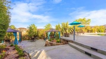 Udendørs pool, åben fra kl. 08.00 til kl. 22.00, gratis hytter