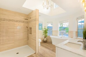 デラックス ルーム キングベッド 1 台 プールビュー | バスルーム | バスアメニティ (無料)、ヘアドライヤー、タオル、石鹸