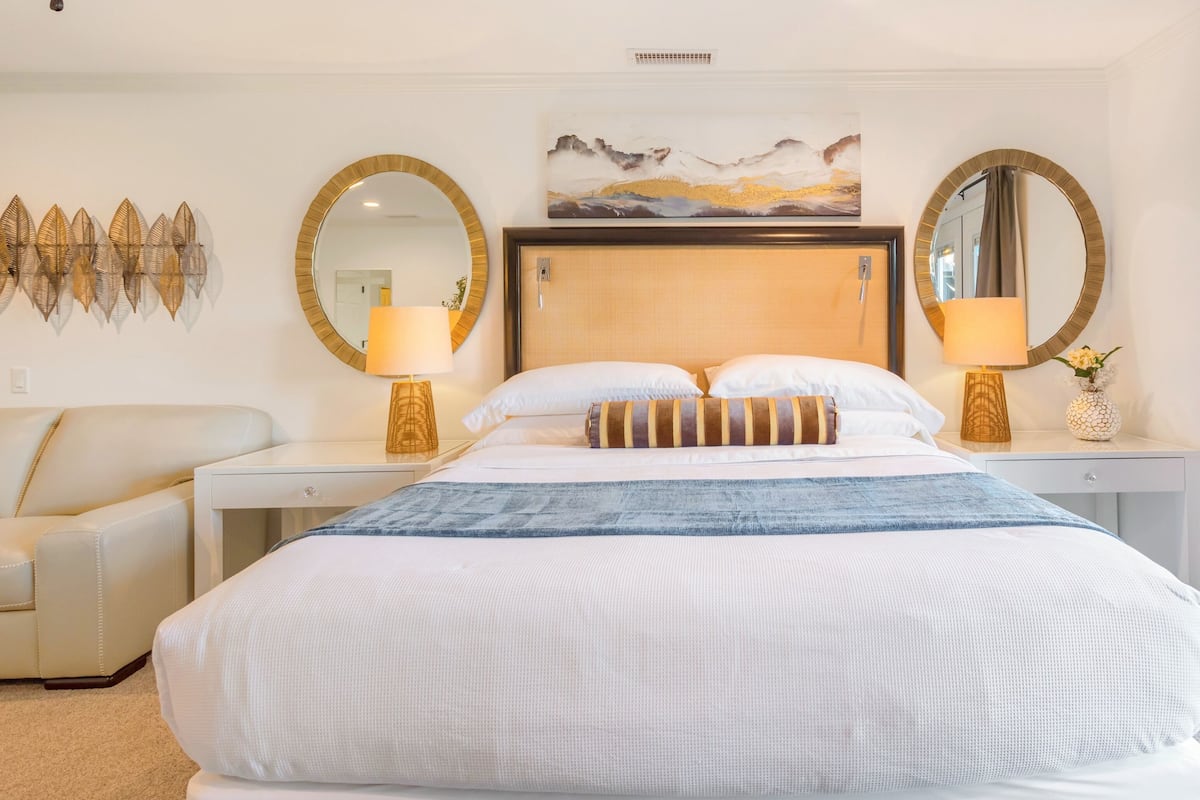 Standardzimmer, 1 King-Bett, Poolblick