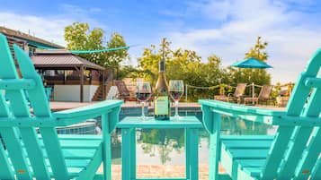 Deluxe-Zimmer, 1 King-Bett, Poolblick | Außenpool | Außenpool, geöffnet von 08:00 Uhr bis 22:00 Uhr, Cabañas (kostenlos)