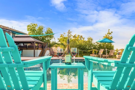 Una piscina al aire libre, camas de piscina gratis, sombrillas