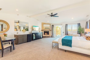 Deluxe Room, 1 King Bed, Pool View, Corner | Egyptian cotton sheets, premium bedding, pillowtop beds