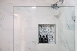 Badewanne, Haartrockner, Handtücher, Seife