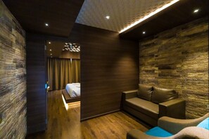 In-room safe, individually decorated, individually furnished, desk - Hotel Vijayarani (Tiruchirappalli)