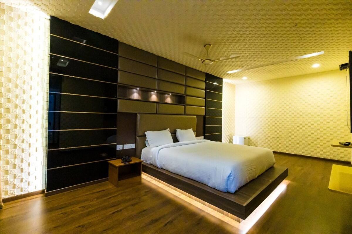 Premium Room, Non Smoking | Peti besi dalam bilik, meja, ruang kerja komputer riba, kalis bunyi 
