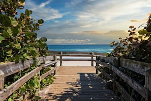 A wooden boardwalk leading to a beach with a clear view of the ocean. - Heated Pool, Golf & Grill Oasis, Sleeps 6 (Palm Beach Gardens)