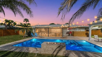 Una piscina al aire libre, una piscina climatizada