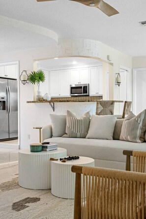 Smart TV - Heated Pool, Golf & Grill Oasis, Sleeps 6 (Palm Beach Gardens)