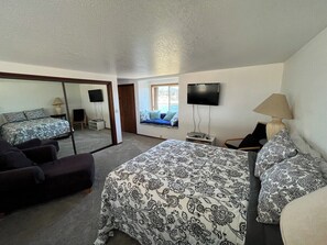 3 室のベッドルーム、WiFi (無料)、ベッドシーツ