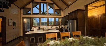 NEW! BROKEN BOW CABIN W/ HOT TUB & STUNNING VIEWS