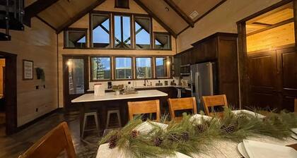 NEW! BROKEN BOW CABIN W/ HOT TUB & STUNNING VIEWS