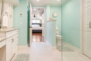 Ein Badezimmer mit Toilette, Dusche und Waschbecken.