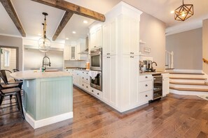 ثلاجة، ميكروويف، فرن، موقد طهي مسطح