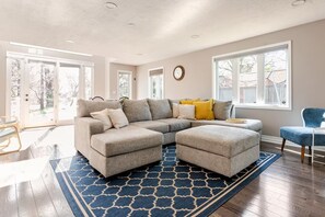 تلفزيون ذكي، مدفأة، كُتُب