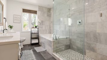 Baignoire, sĂšche-cheveux, serviettes fournies, savon