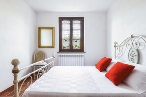 2 slaapkamers, een bureau, een strijkplank/strijkijzer, reisbedje