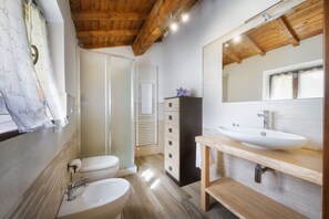 Douche, sèche-cheveux, bidet, serviettes fournies