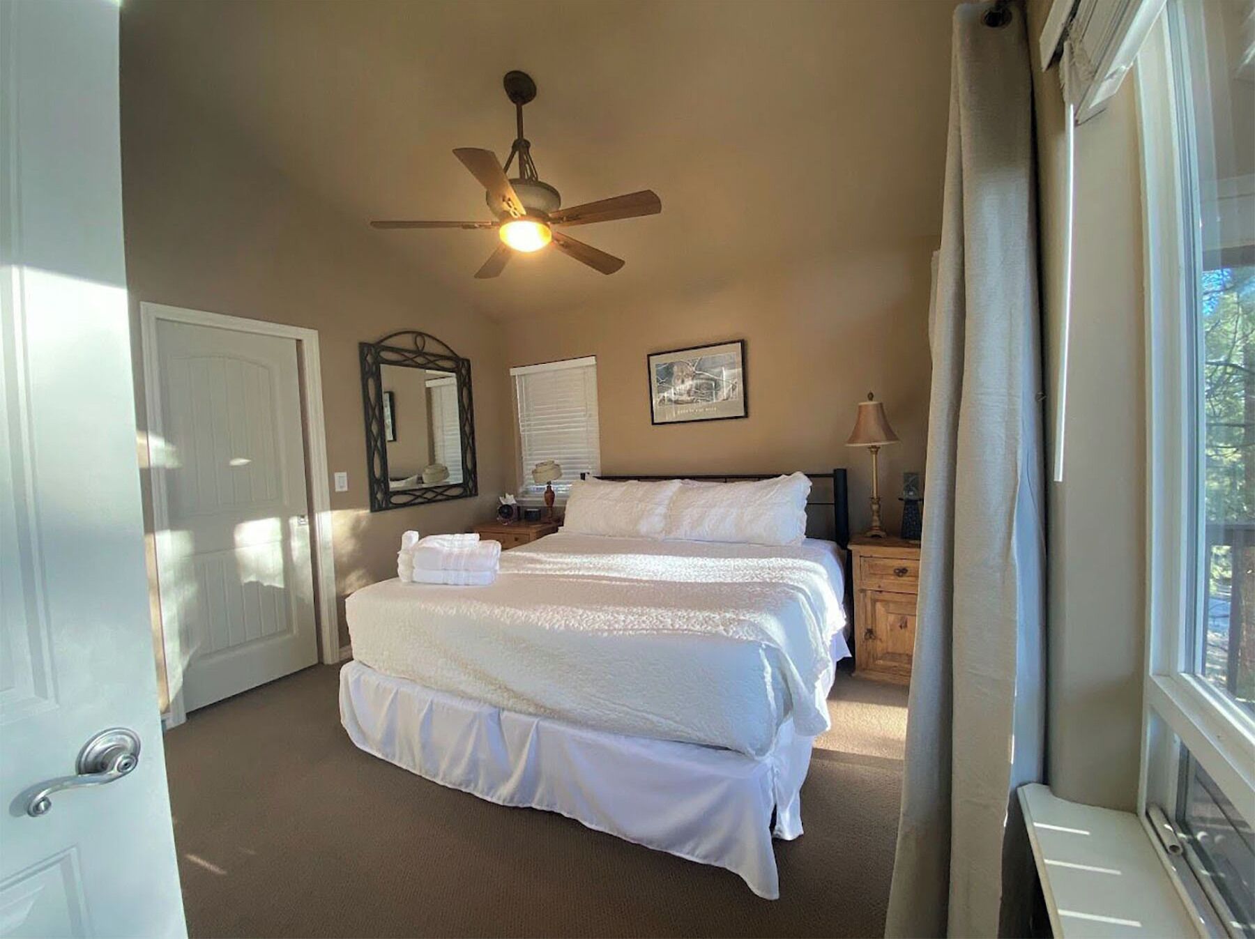 4 slaapkamers, een bureau, een strijkplank/strijkijzer, wifi