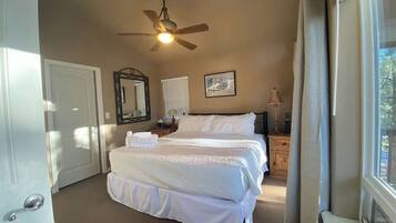 4 slaapkamers, een bureau, een strijkplank/strijkijzer, wifi