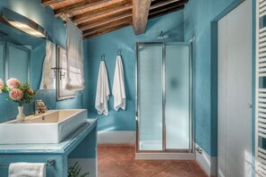 Douche, sĂšche-cheveux, bidet, serviettes fournies