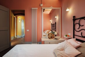 5 Schlafzimmer, Schreibtisch, Bügeleisen/Bügelbrett, Reisekinderbett