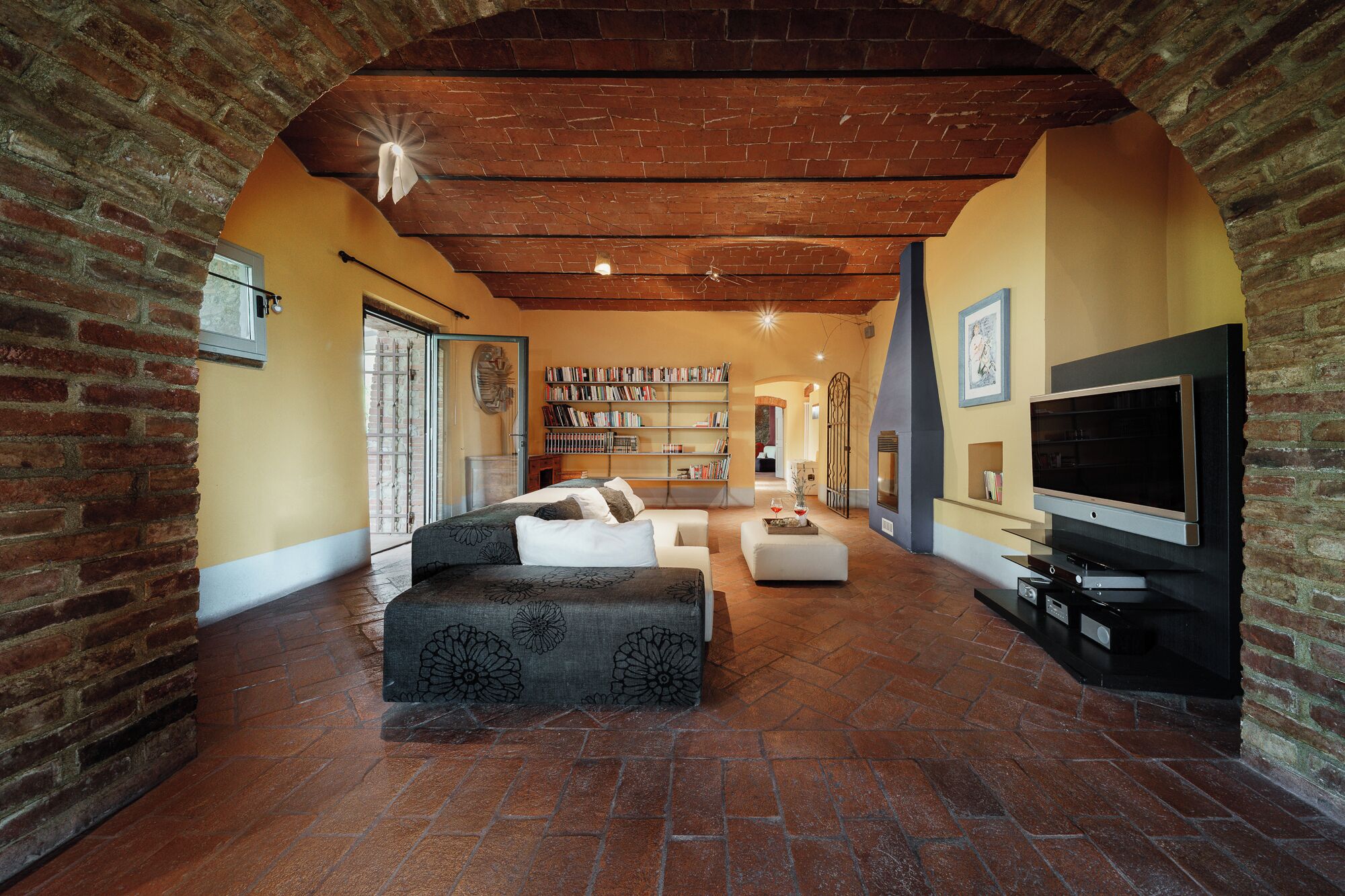 Fernseher, Videospiele, DVD-Player, Bücher