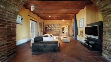 Fernseher, Videospiele, DVD-Player, Bücher