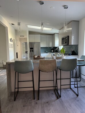 冷蔵庫、電子レンジ、オーブン、コンロ