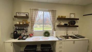 Réfrigérateur, micro-ondes, plaque de cuisson, cafetiÚre/bouilloire